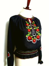 画像4: ハンドメイドのフラワー刺繍がとっても可愛い ヨーロッパ古着 長袖スモックブラウス 黒【1055】 (4)