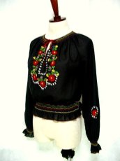 画像2: ハンドメイドのフラワー刺繍がとっても可愛い ヨーロッパ古着 長袖スモックブラウス 黒【1055】 (2)