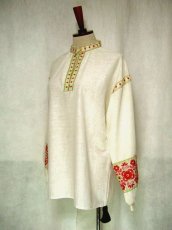 画像2: 贅沢な刺繍が可愛い めずらしいタイプ ヨーロッパ古着 ヴィンテージ長袖チュニック刺繍ブラウス【1356】 (2)