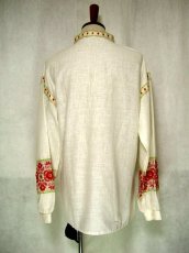 画像3: 贅沢な刺繍が可愛い めずらしいタイプ ヨーロッパ古着 ヴィンテージ長袖チュニック刺繍ブラウス【1356】 (3)