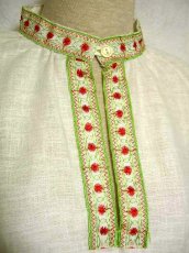 画像4: 贅沢な刺繍が可愛い めずらしいタイプ ヨーロッパ古着 ヴィンテージ長袖チュニック刺繍ブラウス【1356】 (4)