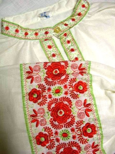 画像3: 贅沢な刺繍が可愛い めずらしいタイプ ヨーロッパ古着 ヴィンテージ長袖チュニック刺繍ブラウス【1356】