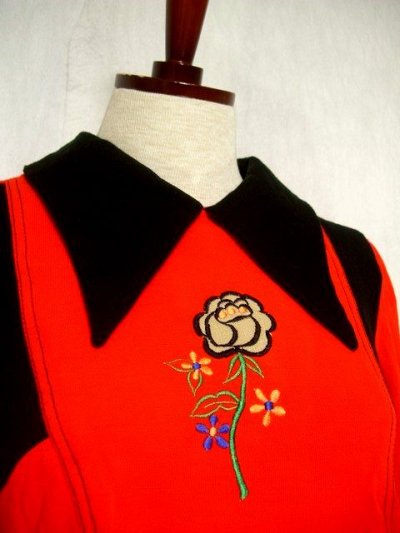 画像1: ヨーロッパ古着　お花刺繍がキュート!!大人かわいい♪Ａラインレトロワンピース　赤×黒