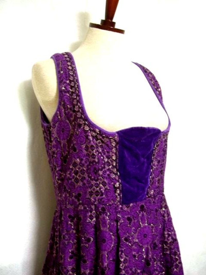 画像1: ワンランク上の逸品 ベロア素材×ラメ入り花模様 大人クラシカル パープル ディアンドル チロルワンピース ドイツ民族衣装 舞台 演奏会 フォークダンス オクトーバーフェスト 【1433】