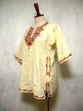 画像2: ぷっくりお花刺繍が可愛い ヨーロッパ古着 やさしいカラーのヴィンテージカットソー【1451】 (2)