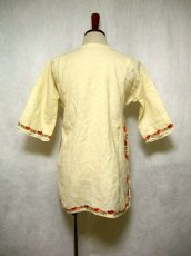 画像3: ぷっくりお花刺繍が可愛い ヨーロッパ古着 やさしいカラーのヴィンテージカットソー【1451】 (3)