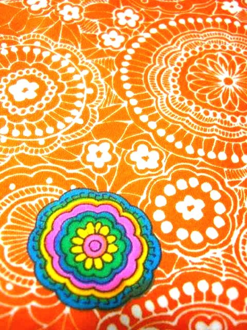 画像1: ☆　レトロサイケ×レトロポップフラワー　ヴィンテージファブリック　生地　114ｃｍ×258ｃｍ　インテリア♪カフェカーテンにもおすすめ　☆ 