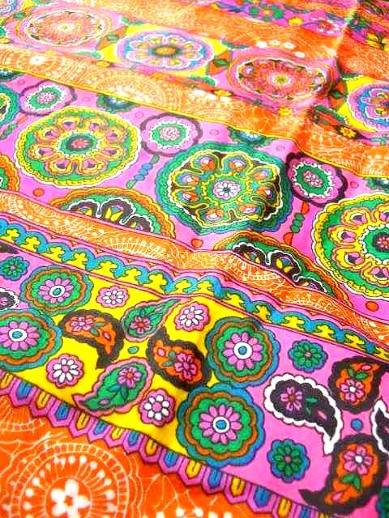 画像3: ☆　レトロサイケ×レトロポップフラワー　ヴィンテージファブリック　生地　114ｃｍ×258ｃｍ　インテリア♪カフェカーテンにもおすすめ　☆ 