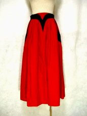 画像1: レトロクラシカルヴィンテージ 赤×黒 チロルスカート ドイツ民族衣装 舞台 演劇 演奏会 フォークダンス オクトーバーフェスト 【1478】 (1)