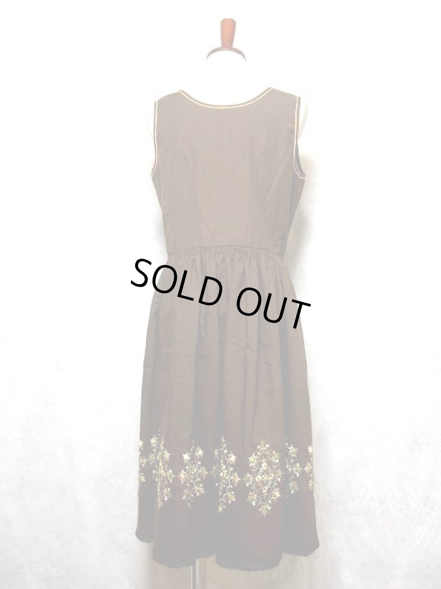 画像3: 見事な刺繍×スカート裾リボン装飾 花柄刺繍が可愛い ブラウン ディアンドル チロルワンピース ドイツ民族衣装 舞台 演奏会 フォークダンス オクトーバーフェスト 【1631】 (3)