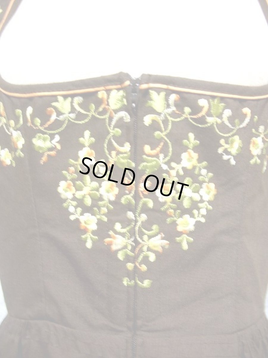 画像4: 見事な刺繍×スカート裾リボン装飾 花柄刺繍が可愛い ブラウン ディアンドル チロルワンピース ドイツ民族衣装 舞台 演奏会 フォークダンス オクトーバーフェスト 【1631】 (4)