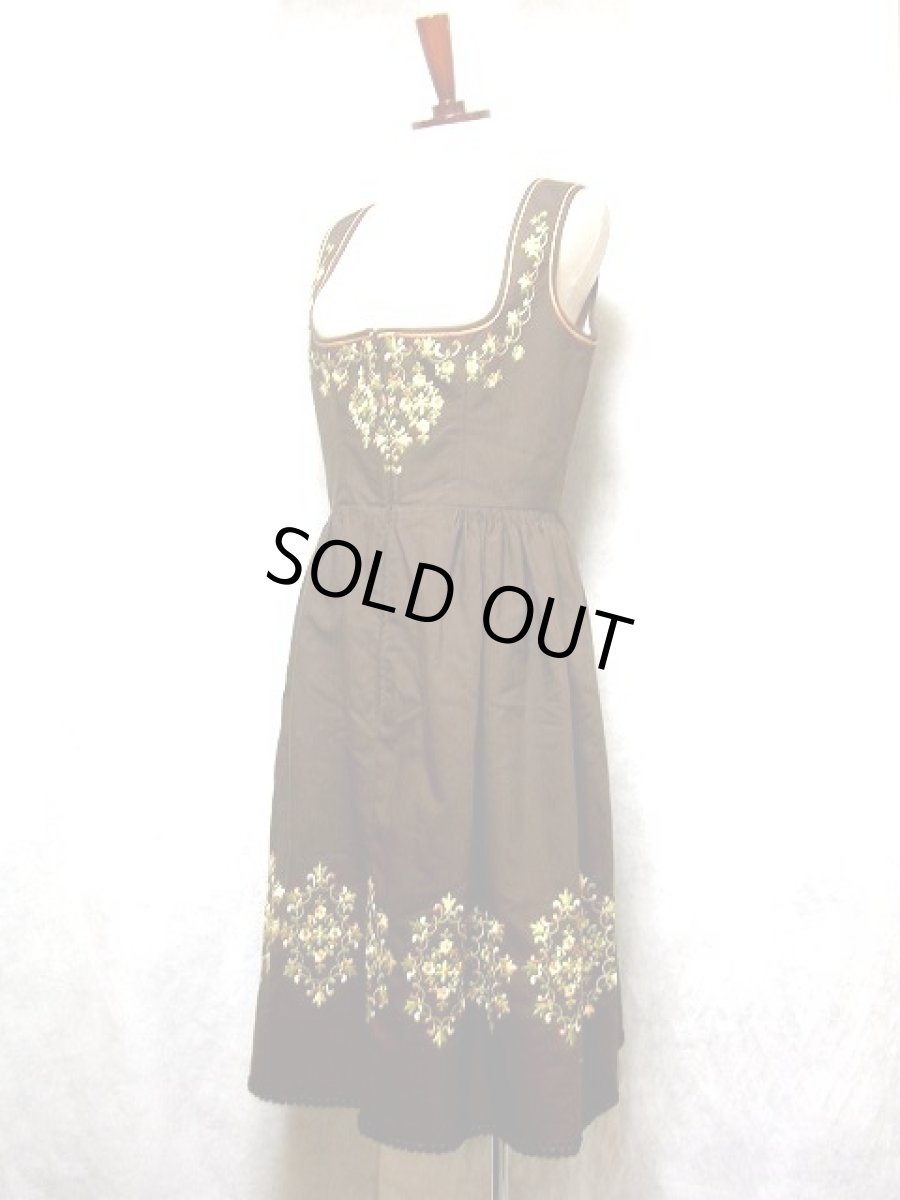 画像2: 見事な刺繍×スカート裾リボン装飾 花柄刺繍が可愛い ブラウン ディアンドル チロルワンピース ドイツ民族衣装 舞台 演奏会 フォークダンス オクトーバーフェスト 【1631】 (2)