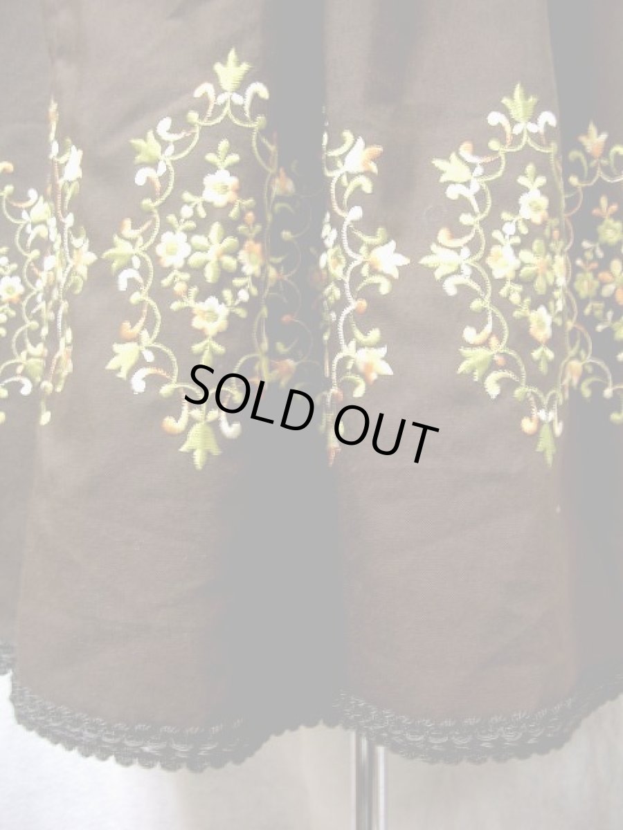 画像5: 見事な刺繍×スカート裾リボン装飾 花柄刺繍が可愛い ブラウン ディアンドル チロルワンピース ドイツ民族衣装 舞台 演奏会 フォークダンス オクトーバーフェスト 【1631】 (5)