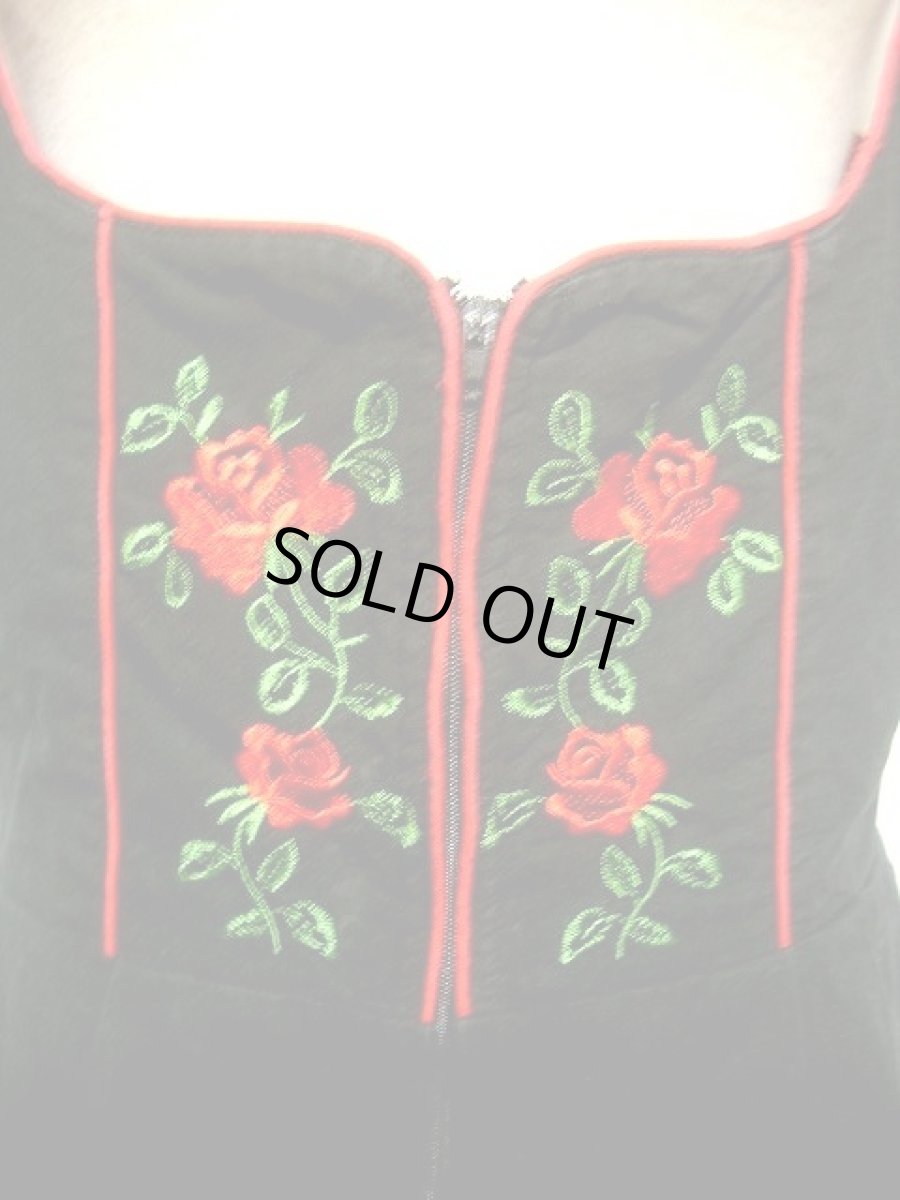 画像4: 薔薇刺繍が素敵 スカートふんわり可愛い 黒 ディアンドル チロルワンピース ドイツ民族衣装 舞台 演奏会 フォークダンス オクトーバーフェスト 【1753】 (4)