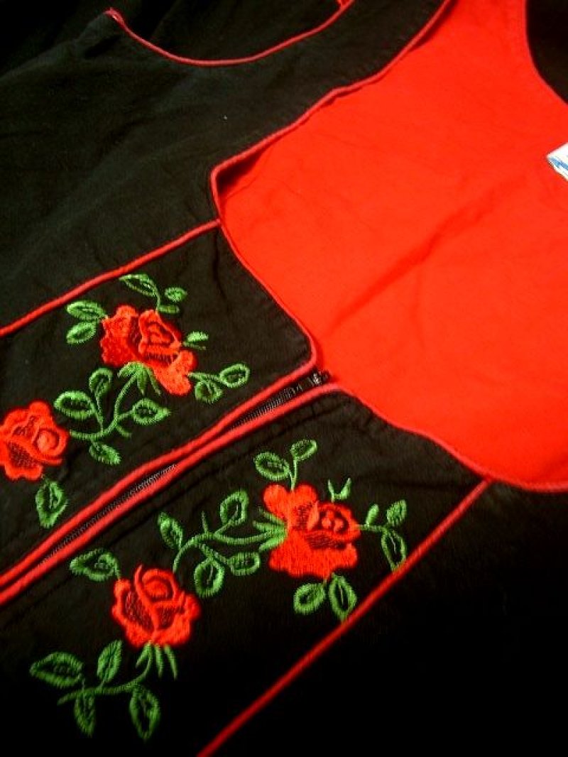 画像3: 薔薇刺繍が素敵 スカートふんわり可愛い 黒 ディアンドル チロルワンピース ドイツ民族衣装 舞台 演奏会 フォークダンス オクトーバーフェスト 【1753】