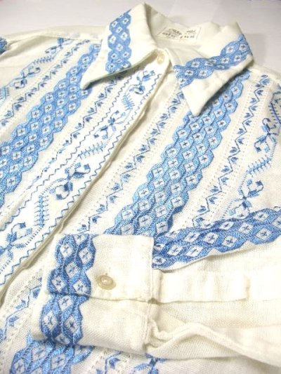 画像1: 贅沢な刺繍が可愛い めずらしい ヨーロッパ古着 ヴィンテージ長袖刺繍ブラウス【1740】