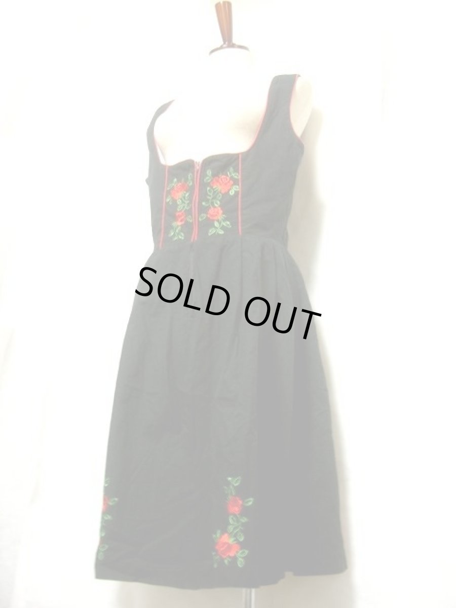 画像5: 薔薇刺繍が素敵 スカートふんわり可愛い 黒 ディアンドル チロルワンピース ドイツ民族衣装 舞台 演奏会 フォークダンス オクトーバーフェスト 【1753】 (5)