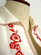 画像4: お花刺繍×パフスリーブが可愛らしい ヨーロッパヴィンテージ半袖スモックブラウス【1741】 (4)
