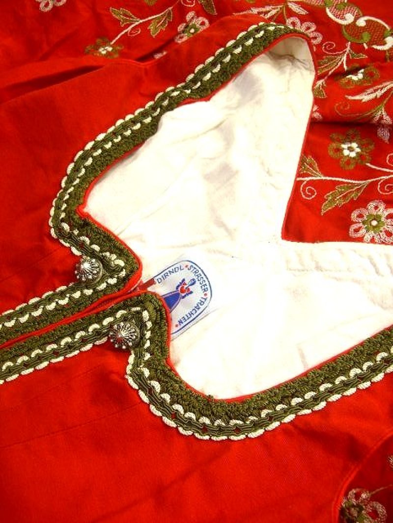 画像3: お花刺繍がキュートウエストがきゅっと スカートふんわり ディアンドル チロルワンピース ドイツ民族衣装 舞台 演奏会 フォークダンス オクトーバーフェスト 【1804】