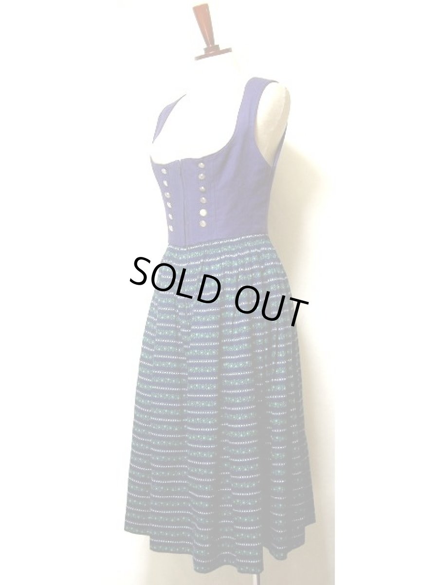 画像2: デニムテイスト×小花柄切り替えし コインボタン装飾 ネイビー ディアンドル チロルワンピース ドイツ民族衣装 舞台 演奏会 フォークダンス オクトーバーフェスト 【2085】 (2)