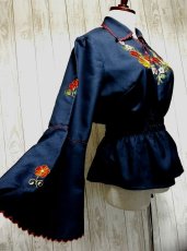 画像4: フラワー刺繍が魅力的 ネイビーカラーが稀少 ヨーロッパ古着 レトロなラッパ袖が可愛い ヴィンテージスモックブラウス【2451】 (4)
