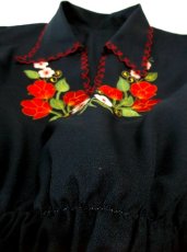 画像5: フラワー刺繍が魅力的 ネイビーカラーが稀少 ヨーロッパ古着 レトロなラッパ袖が可愛い ヴィンテージスモックブラウス【2451】 (5)