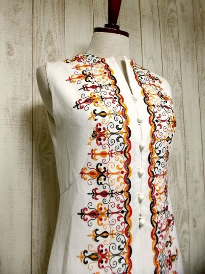 画像1: ヨーロッパヴィンテージ×刺繍だけで主役級×ぷっくり刺繍が可愛い×キレイなシルエットラインヴィンテージワンピース