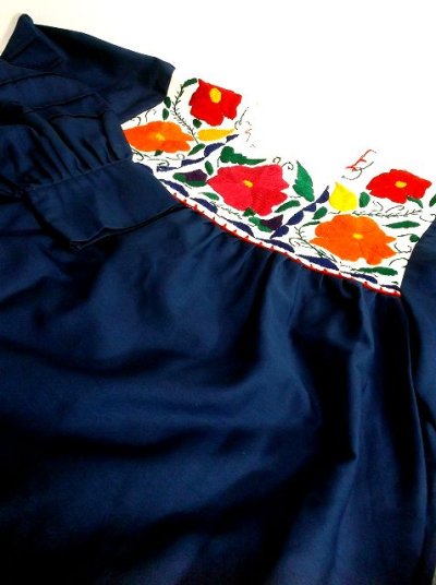 画像3: ヨーロッパ古着　ぷっくりお花刺繍が魅力的!!ふんわりラインが可愛い♪ヴィンテージドレスワンピース　ネイビー×オフホワイト