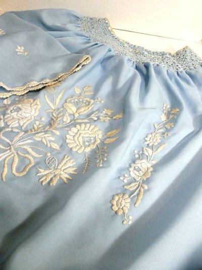 画像3: お花刺繍が素敵 綺麗なカラーがめずらしい ヨーロッパ古着 ふんわり大人可愛いヴィンテージスモックブラウス【2711】