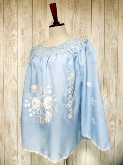 画像1: お花刺繍が素敵 綺麗なカラーがめずらしい ヨーロッパ古着 ふんわり大人可愛いヴィンテージスモックブラウス【2711】
