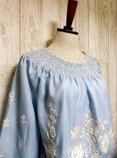 画像3: お花刺繍が素敵 綺麗なカラーがめずらしい ヨーロッパ古着 ふんわり大人可愛いヴィンテージスモックブラウス【2711】 (3)