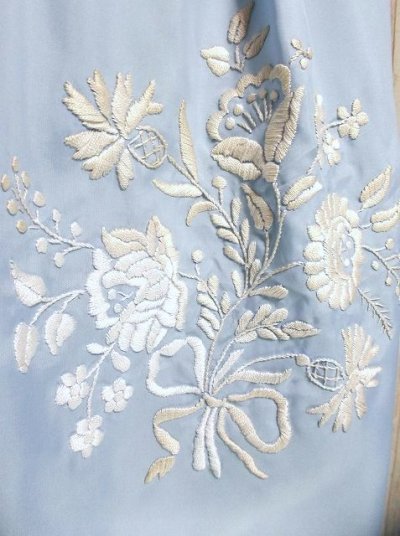画像2: お花刺繍が素敵 綺麗なカラーがめずらしい ヨーロッパ古着 ふんわり大人可愛いヴィンテージスモックブラウス【2711】