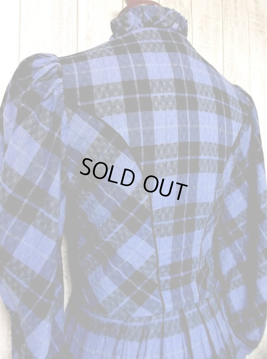 画像3: チェック柄×レトロクラシカル 素晴らしいシルエット コンチョボタン ふんわりパフスリーブ ディアンドル チロルワンピース ドイツ民族衣装 舞台 演奏会 フォークダンス オクトーバーフェスト 【2764】 (3)