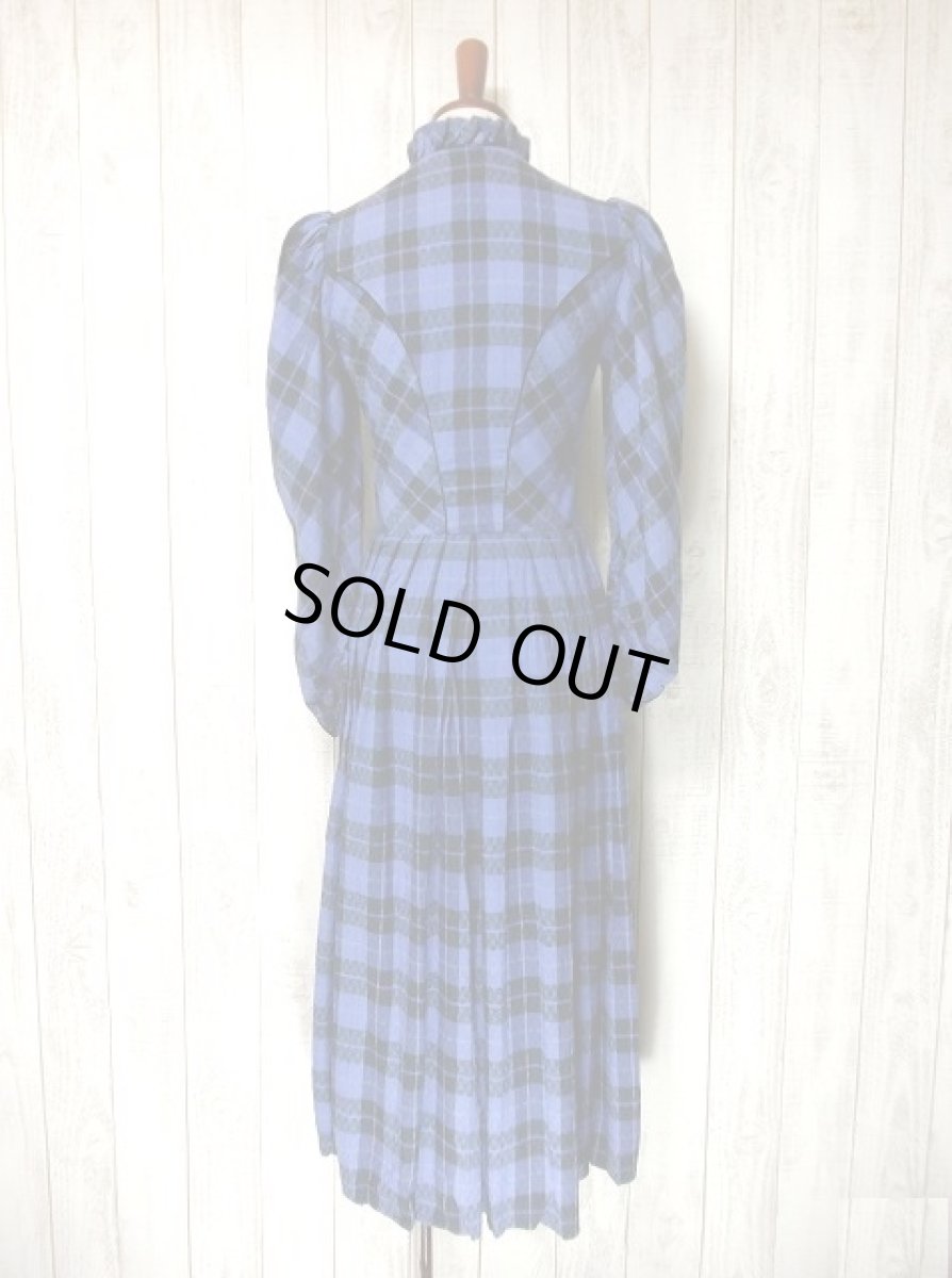 画像4: チェック柄×レトロクラシカル 素晴らしいシルエット コンチョボタン ふんわりパフスリーブ ディアンドル チロルワンピース ドイツ民族衣装 舞台 演奏会 フォークダンス オクトーバーフェスト 【2764】 (4)