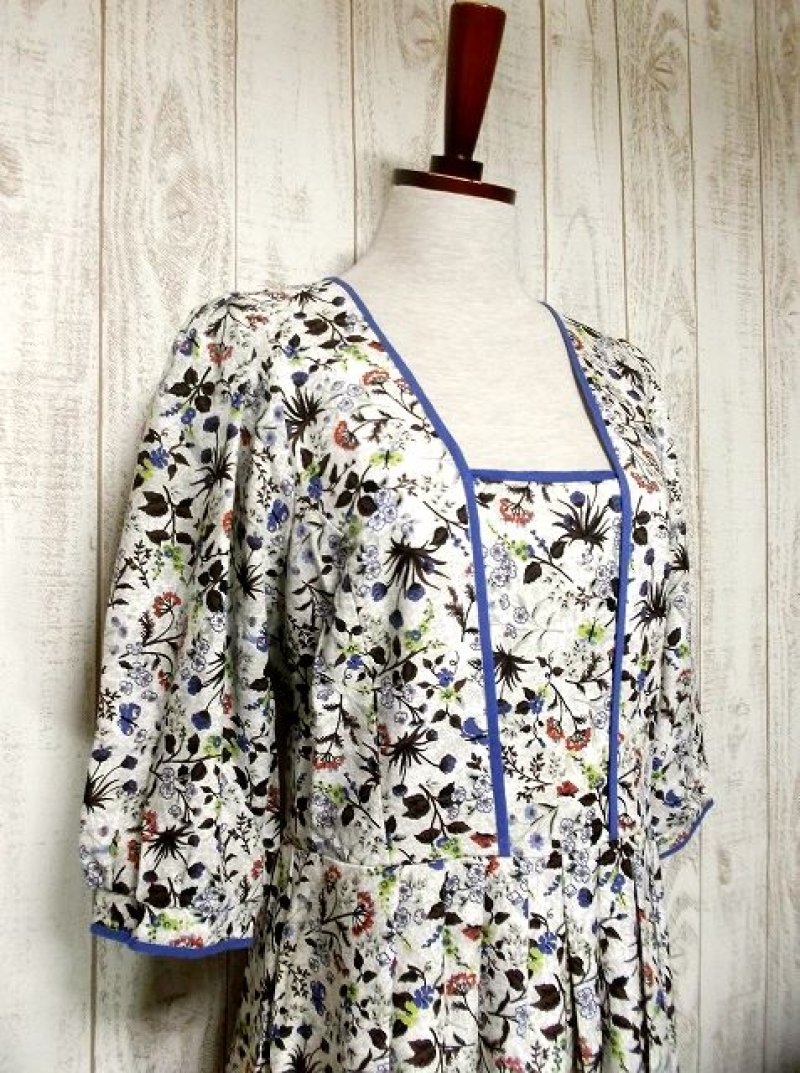 画像1: 蝶々×小花柄プリント アンティークレース付 ディアンドル チロルワンピース ドイツ民族衣装 舞台 演奏会 フォークダンス オクトーバーフェスト 【1509】