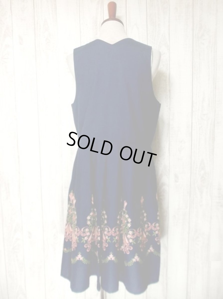 画像4: ネイビー地にピンクのお花刺繍がぷっくり浮かび上がる 素晴らしいお花刺繍 ディアンドル チロルワンピース ドイツ民族衣装 舞台 演奏会 フォークダンス オクトーバーフェスト 【2761】 (4)