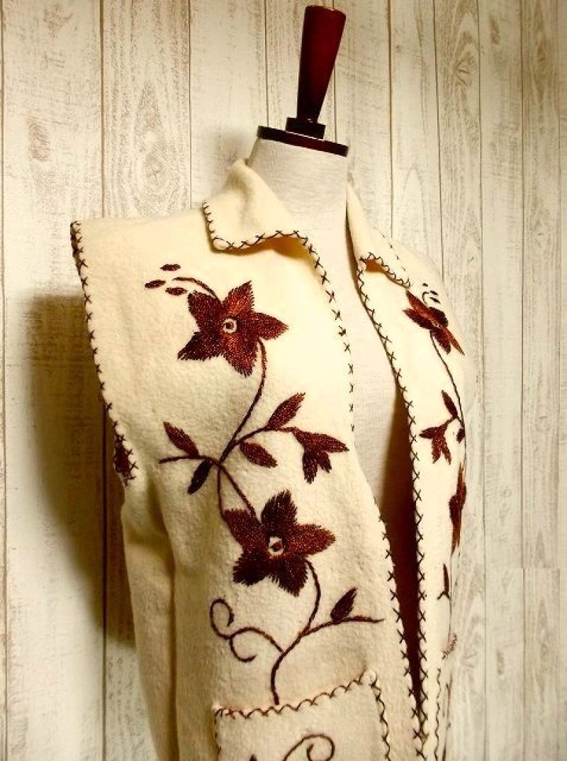 画像1: ヨーロッパ古着 見事なフラワー刺繍♪ステッチも可愛い貴重な逸品☆フォークロアヴィンテージベスト