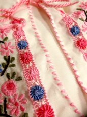 画像5: 贅沢なピンクお花刺繍が可愛すぎる 袖にも刺繍 首元リボン結び ヨーロッパ古着 乙女ヴィンテージ長袖スモックブラウス【2940】 (5)