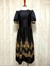 画像2: ヨーロッパ古着×贅沢なフラワー刺繍が素晴らしい×ウエストキュッとスカートふんわりライン×ふんわりパフスリーブ大人デザイン×レトロヴィンテージドレス (2)