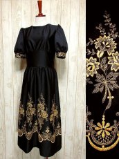 画像1: ヨーロッパ古着×贅沢なフラワー刺繍が素晴らしい×ウエストキュッとスカートふんわりライン×ふんわりパフスリーブ大人デザイン×レトロヴィンテージドレス (1)