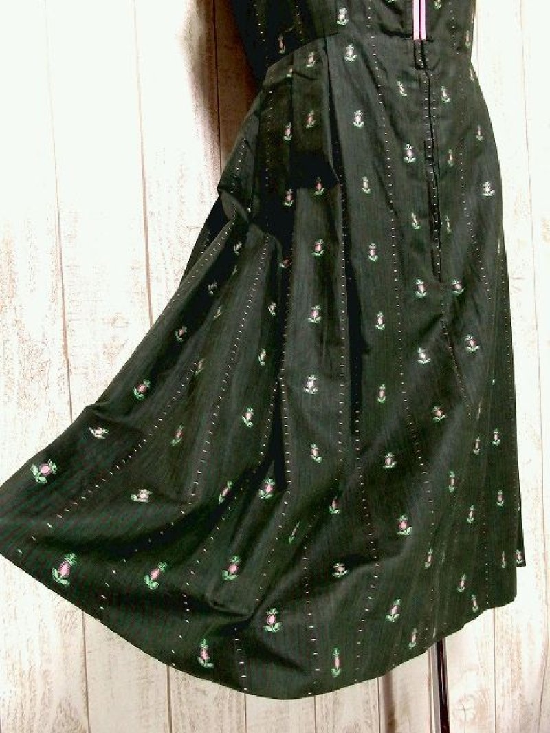 画像2: 小花刺繍×ストライプ PINKカラーのパイピングも愛い 乙女レトロガーリー ディアンドル チロルワンピース ドイツ民族衣装 舞台 演奏会 フォークダンス オクトーバーフェスト 【3168】