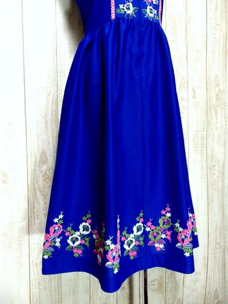 画像2: ぷっくりお花刺繍 PINKカラーのパイピングも愛い ウエストキュッとスカートふんわり ディアンドル チロルワンピース ドイツ民族衣装 舞台 演奏会 フォークダンス オクトーバーフェスト 【3230】