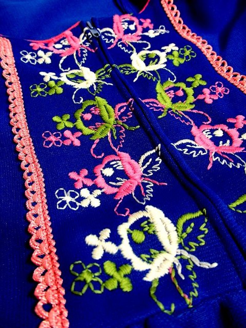 画像3: ぷっくりお花刺繍 PINKカラーのパイピングも愛い ウエストキュッとスカートふんわり ディアンドル チロルワンピース ドイツ民族衣装 舞台 演奏会 フォークダンス オクトーバーフェスト 【3230】