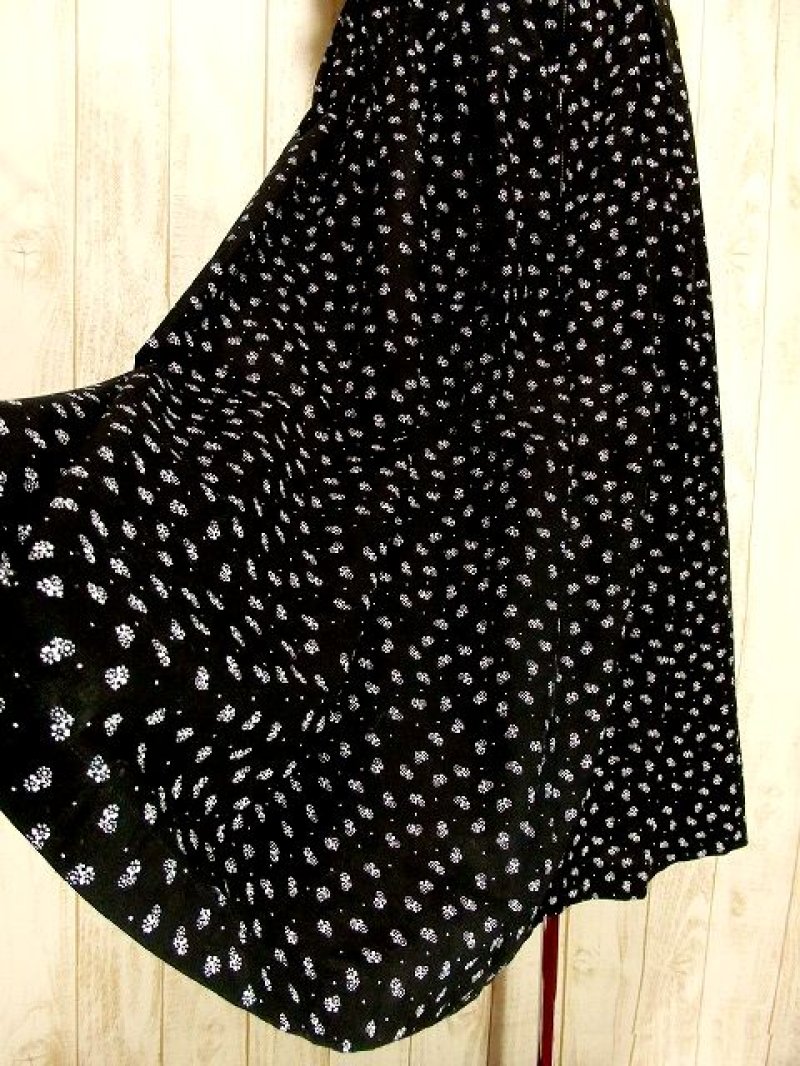 画像2: 小花柄×ガーリーなドット柄が可愛い フリル×コットンレース装飾 モノクロ ディアンドル チロルワンピース ドイツ民族衣装 舞台 演奏会 フォークダンス オクトーバーフェスト 【3232】