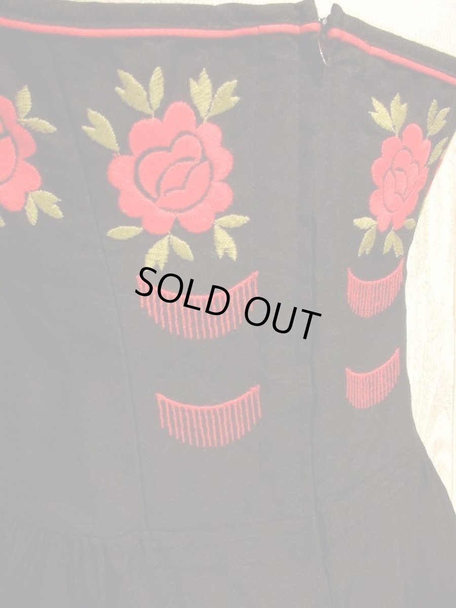 画像3: お花刺繍が素敵 スカートふんわり 大人クラシカル ディアンドル チロルワンピース ドイツ民族衣装 舞台 演奏会 フォークダンス オクトーバーフェスト 【3277】 (3)