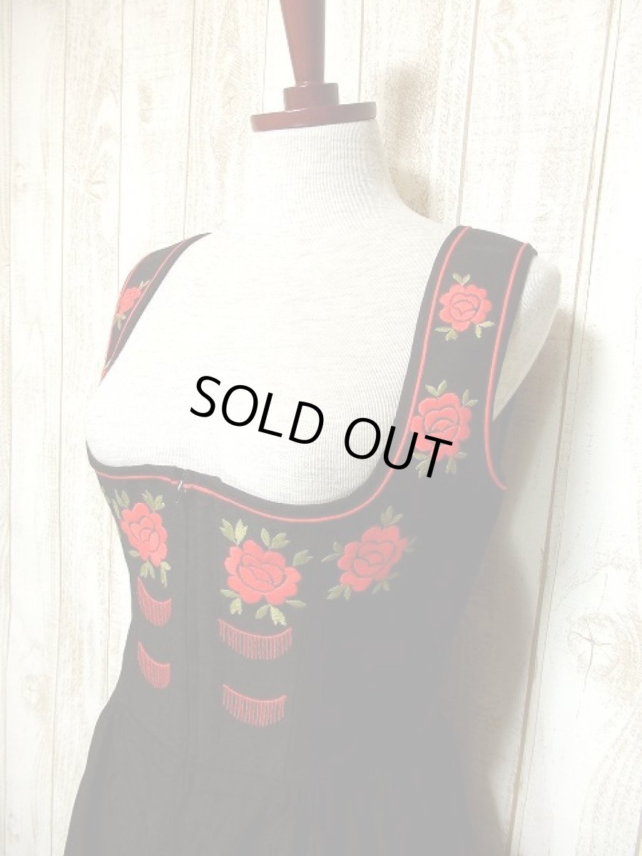 画像2: お花刺繍が素敵 スカートふんわり 大人クラシカル ディアンドル チロルワンピース ドイツ民族衣装 舞台 演奏会 フォークダンス オクトーバーフェスト 【3277】 (2)