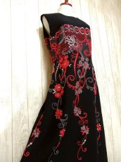 画像2: ヨーロッパ古着　贅沢なフラワー刺繍が素晴らし〜い!!綺麗なシルエットライン☆華やか大人レトロアンティークスタイル♪刺繍入りクラシカルヴィンテージドレス (2)