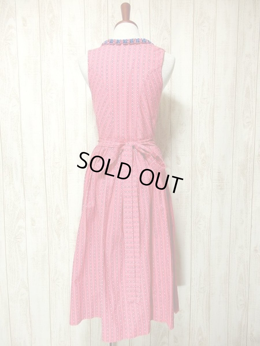 画像4: Pink地にネイビー・ホワイト小花柄×ストライプ柄 エプロン付きが嬉しい ディアンドル チロルワンピース ドイツ民族衣装 舞台 演奏会 フォークダンス オクトーバーフェスト 【3535】 (4)