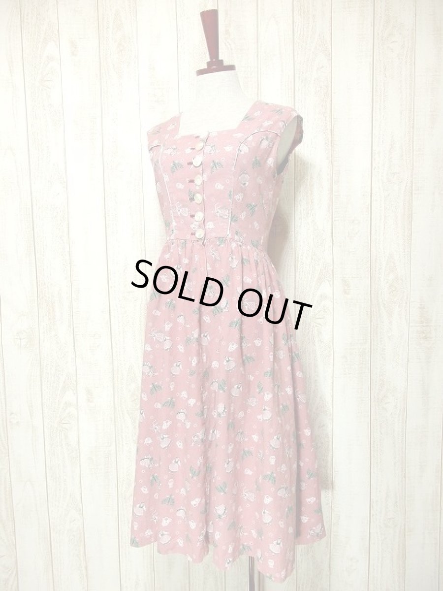 画像2: Pink×民族衣装を着た男女柄 大きなシェルボタンが可愛いらしい ディアンドル チロルワンピース ドイツ民族衣装 舞台 演奏会 フォークダンス オクトーバーフェスト 【3534】 (2)