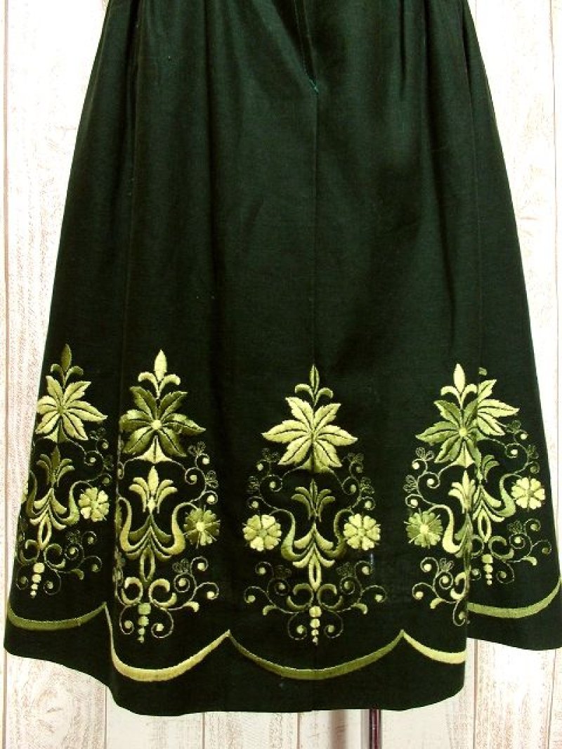 画像2: 深いグリーン地に素晴らしいお花刺繍がぷっくり浮かび上がる グラデーションカラー使い ディアンドル チロルワンピース ドイツ民族衣装 舞台 演奏会 フォークダンス オクトーバーフェスト 【3533】
